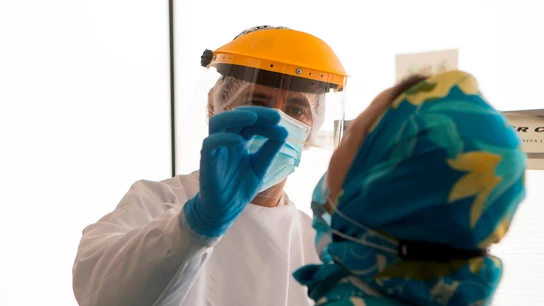 Un enfermero de urgencias del 061 se prepara para realizar los test PCR Un enfermero de urgencias del 061 se prepara para realizar los test PCR