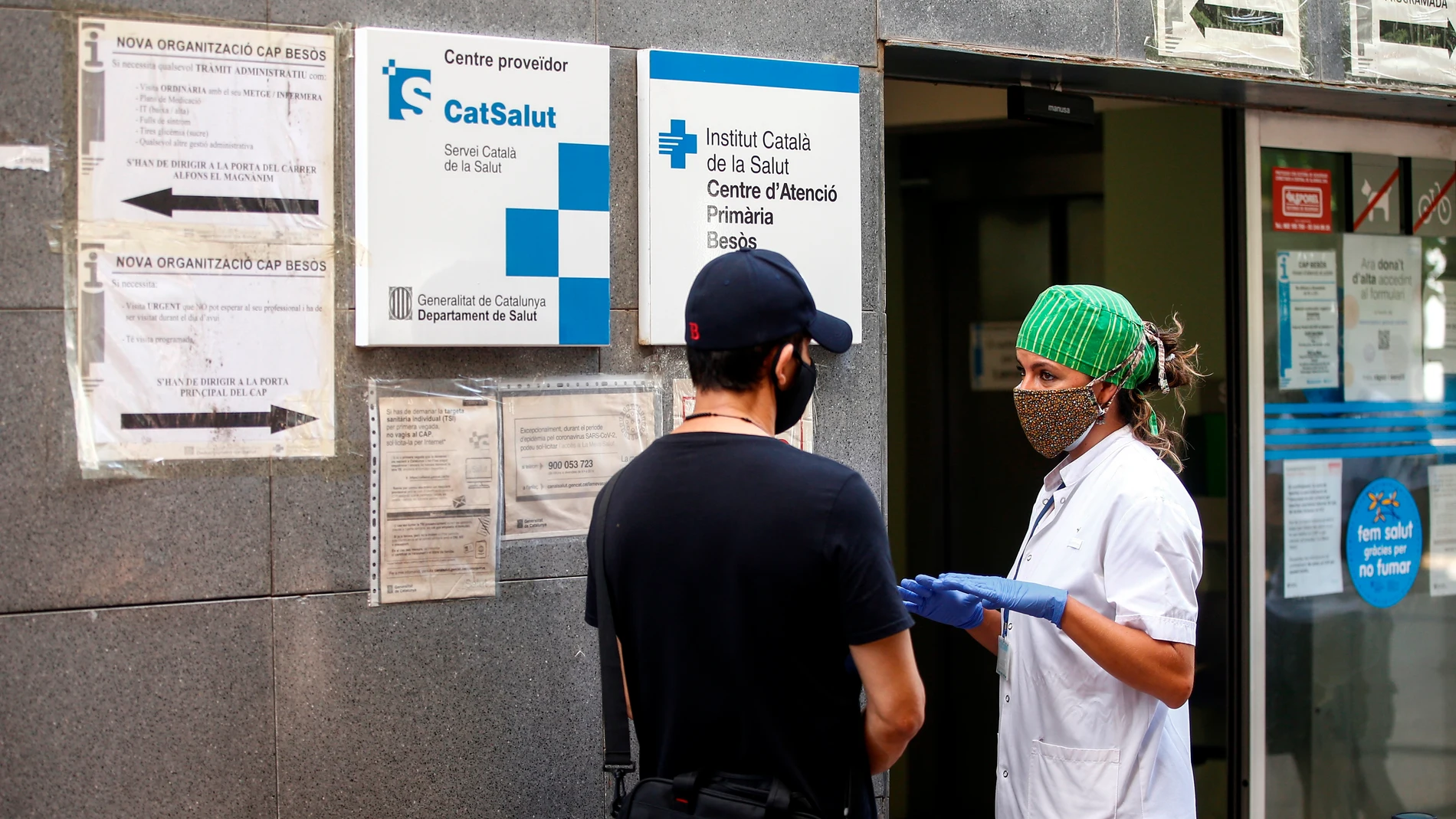 Ciudadanos del barrio del Besós de Barcelona guardan cola para someterse a una PCR