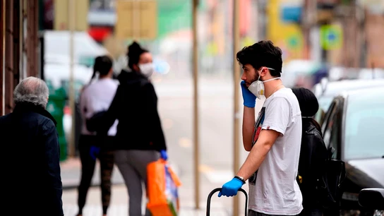 Imagen de un joven con la mascarilla bajada Imagen de un joven con la mascarilla bajada