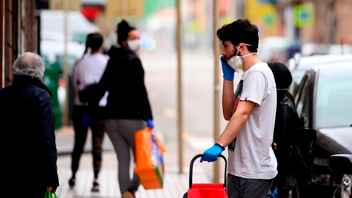 Imagen de un joven con la mascarilla bajada