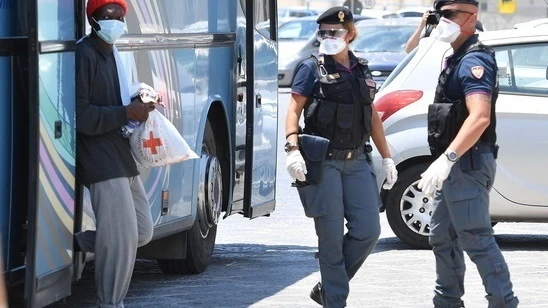 Imagen de un migrante en Sicilia (Archivo)