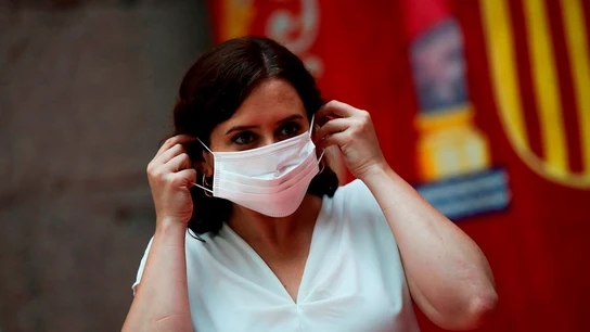 Imagen de Ayuso colocándose una mascarilla Imagen de Ayuso colocándose una mascarilla