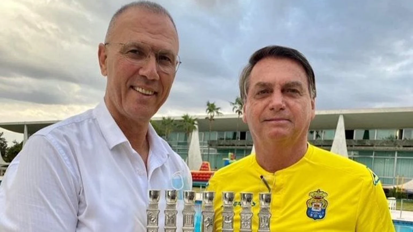 Jair Bolsonaro, con la camiseta de Las Palmas Jair Bolsonaro, con la camiseta de Las Palmas