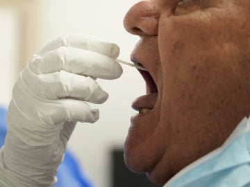 Un sanitario realiza un test PCR a un paciente