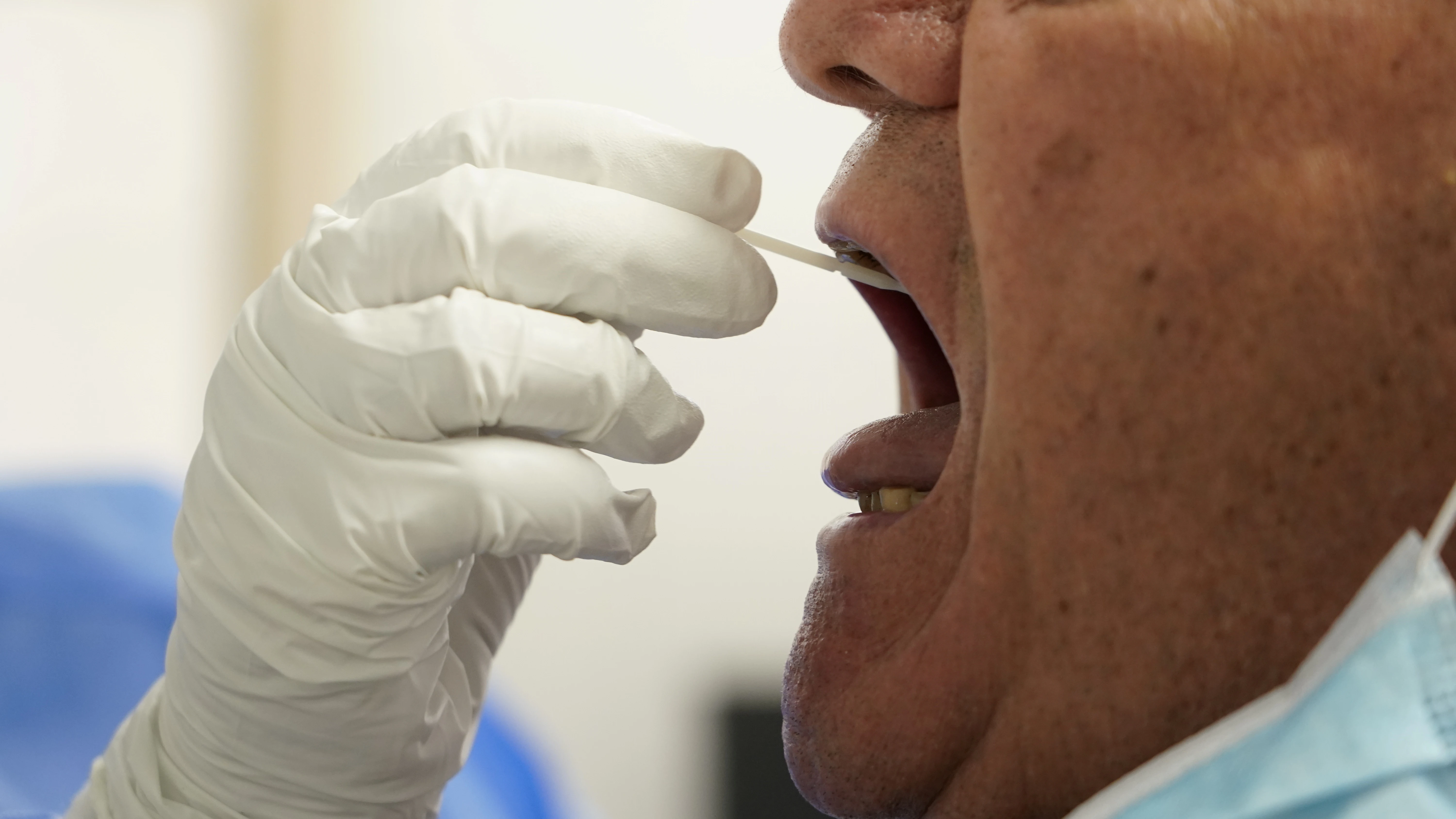 Un sanitario realiza un test PCR a un paciente