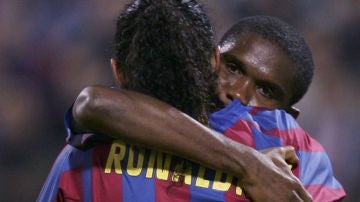 Eto'o abraza a Ronaldinho
