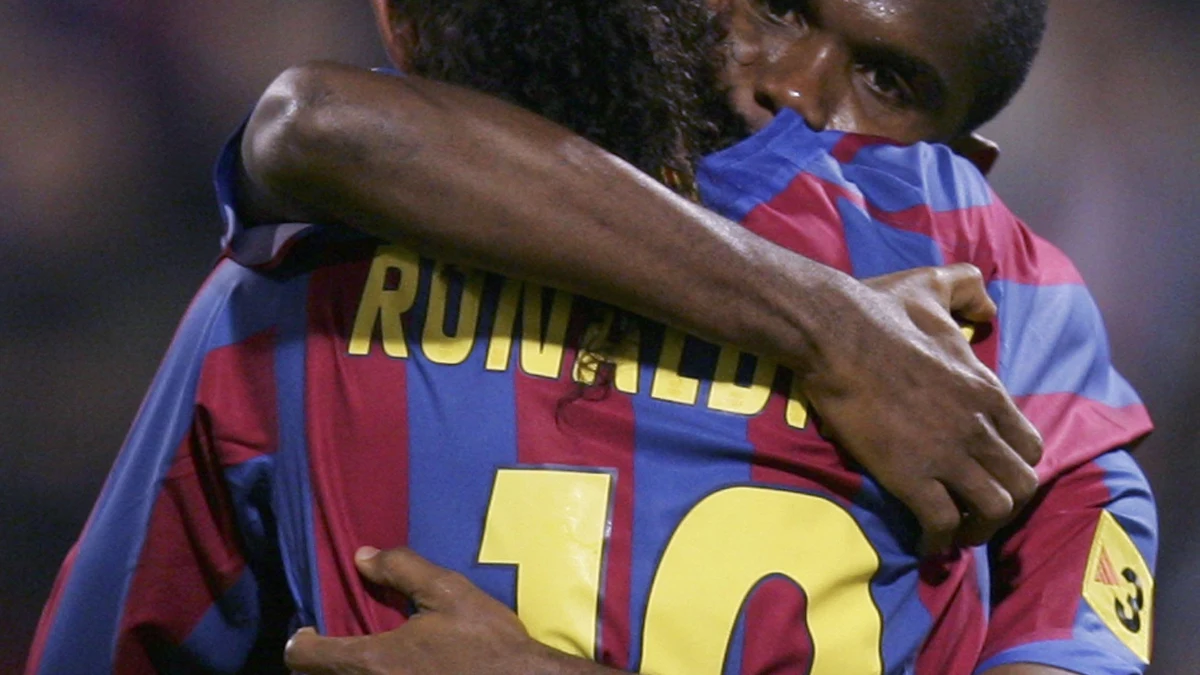 Eto'o abraza a Ronaldinho