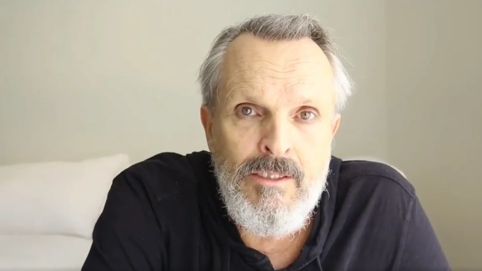 Miguel Bosé habla sobre la vacuna del coronavirus