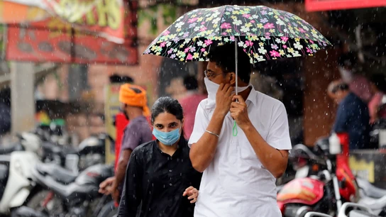 Un ciudadano indio lleva una mascarilla en la calle Un ciudadano indio lleva una mascarilla en la calle