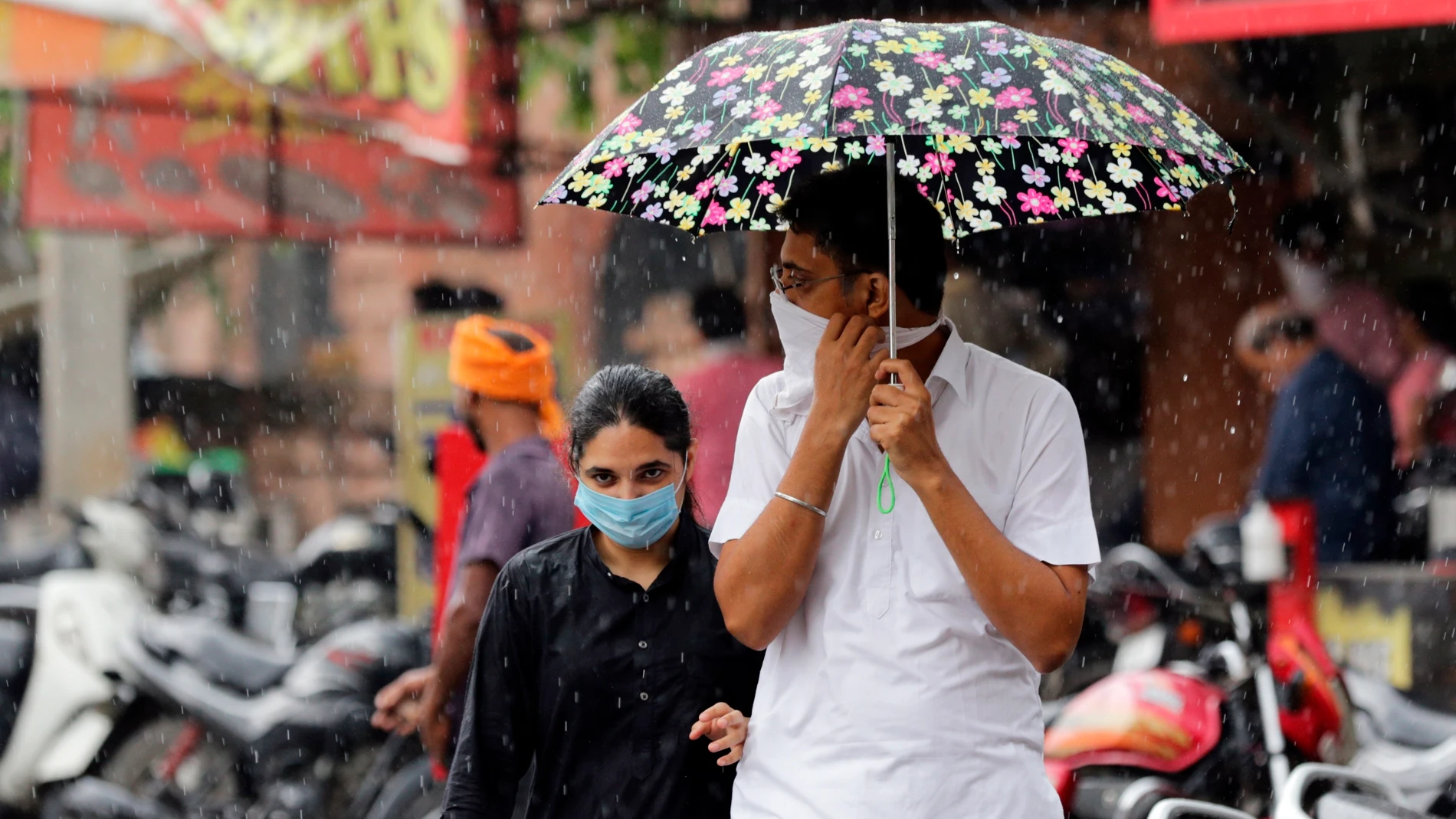 Un ciudadano indio lleva una mascarilla en la calle