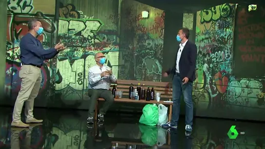 El enorme peligro de los botellones en plena pandemia de coronavirus: la recreación que alerta de sus riesgos El enorme peligro de los botellones en plena pandemia de coronavirus: la recreación que alerta de sus riesgos