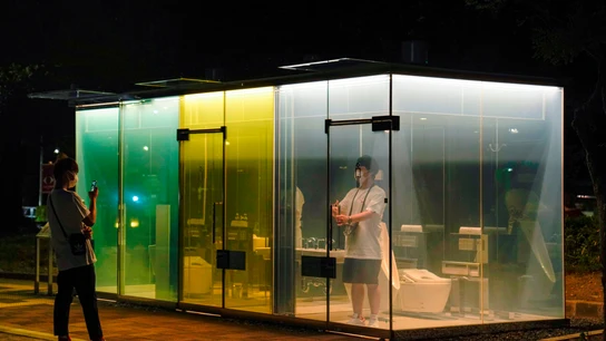 Visitantes curiosos observan los baños transparentes instalados en Tokio Visitantes curiosos observan los baños transparentes instalados en Tokio