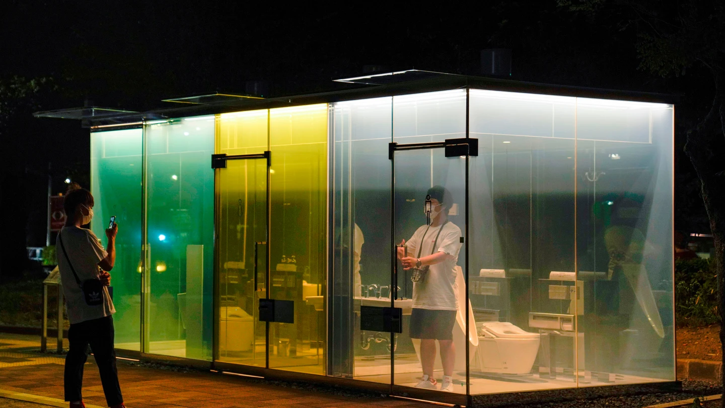Visitantes curiosos observan los baños transparentes instalados en Tokio Visitantes curiosos observan los baños transparentes instalados en Tokio