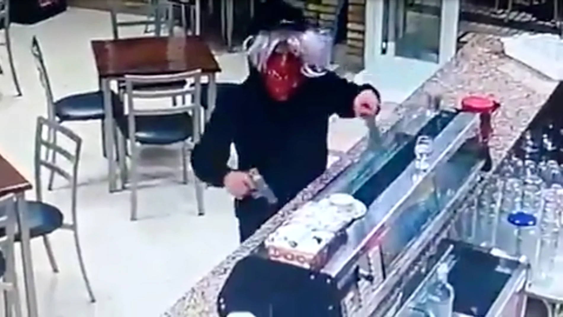 Una atracador intenta robar en un bar de Los Palacios
