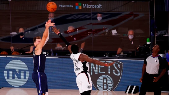 Luka Doncic lanza a canasta Luka Doncic lanza a canasta