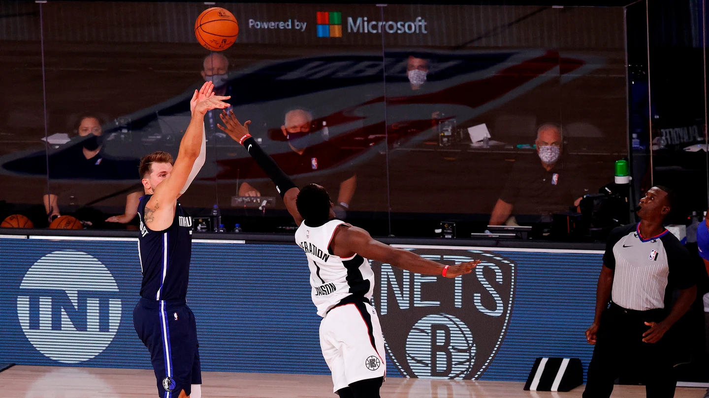 Luka Doncic lanza a canasta Luka Doncic lanza a canasta