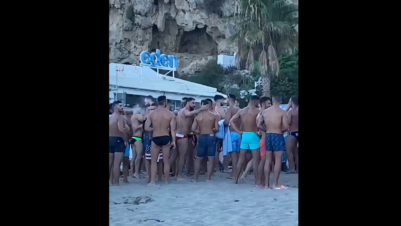 Centenares de jóvenes se concentran junto a un chiringuito en Torremolinos