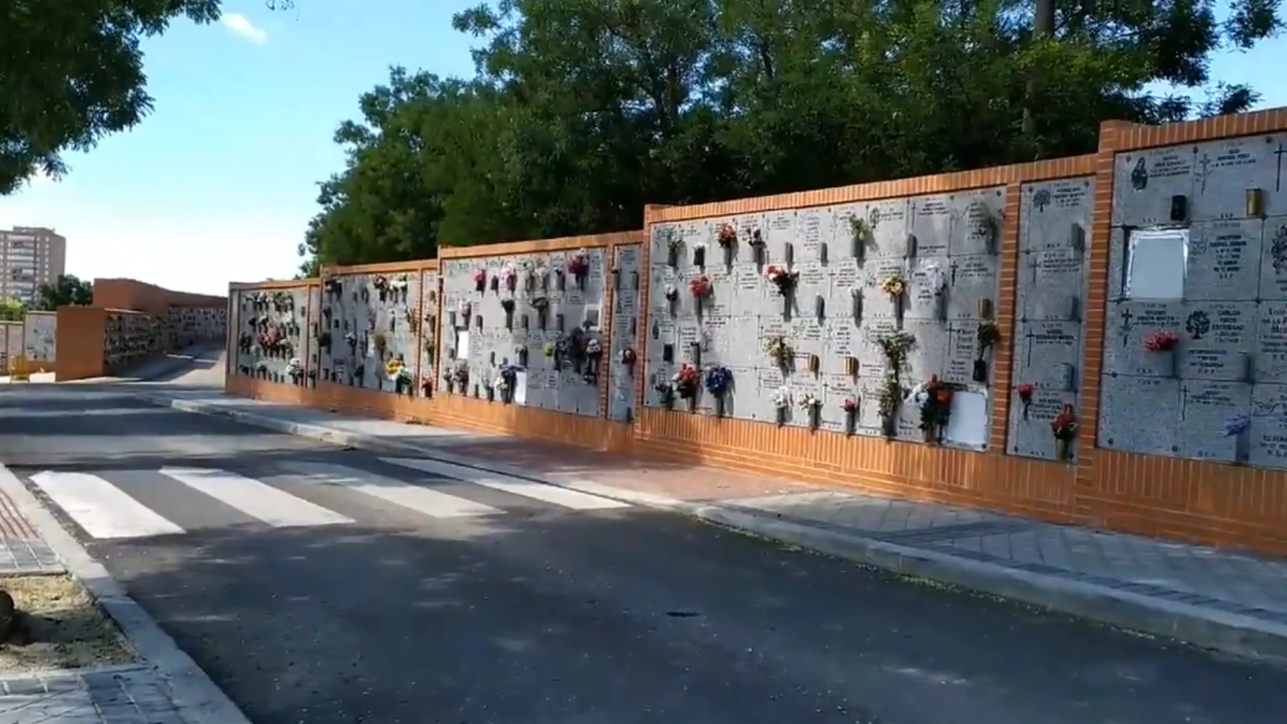 Nuevos nichos dispuestos en el cementerio de la Almudena.