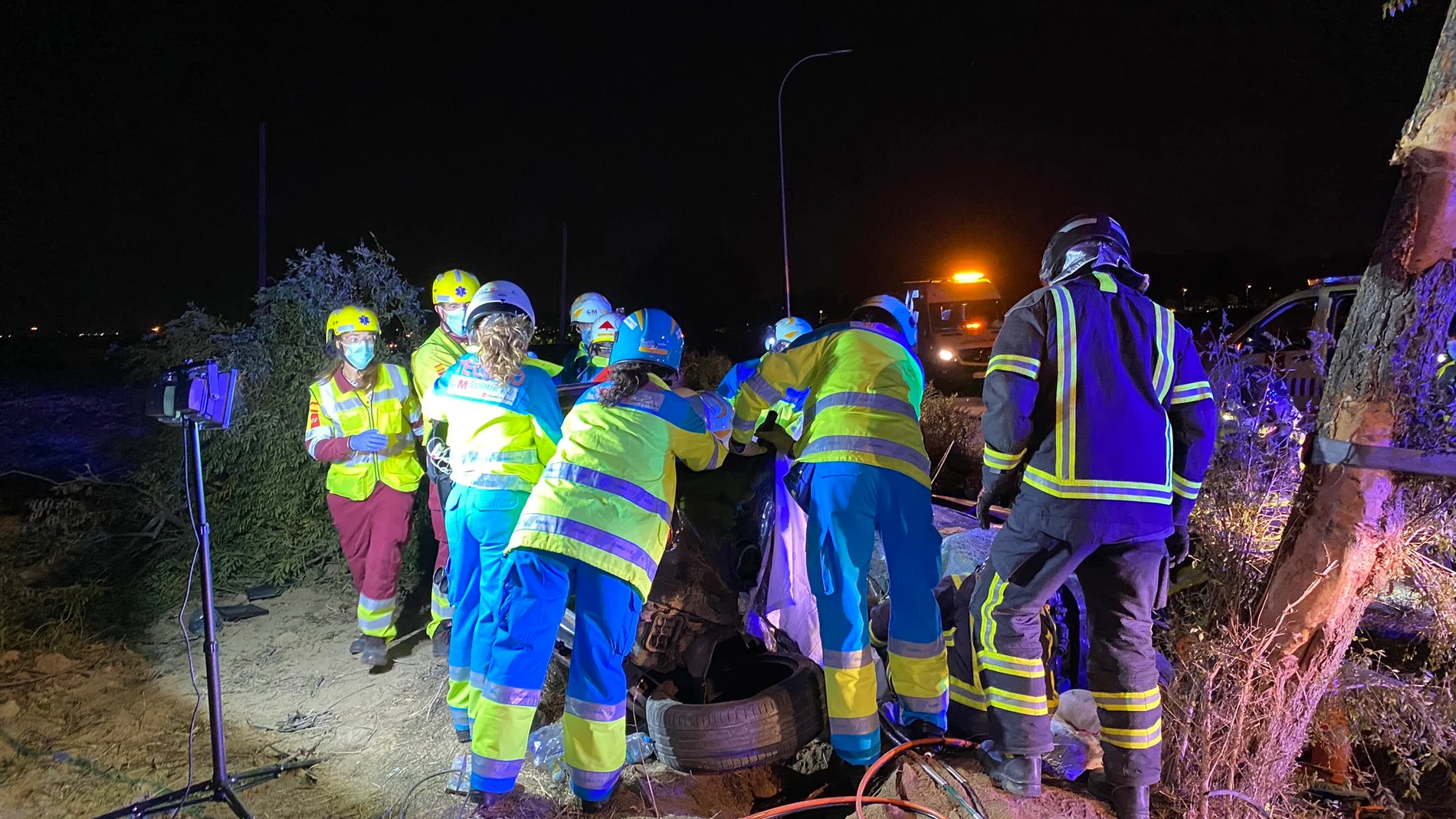 Los equipos de rescate del 112 trabajan en el lugar del accidente.
