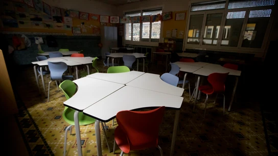 Un aula de un colegio vacía Vuelta al colegio en Madrid: miles de familias pendientes del plan que presenta hoy la Comunidad