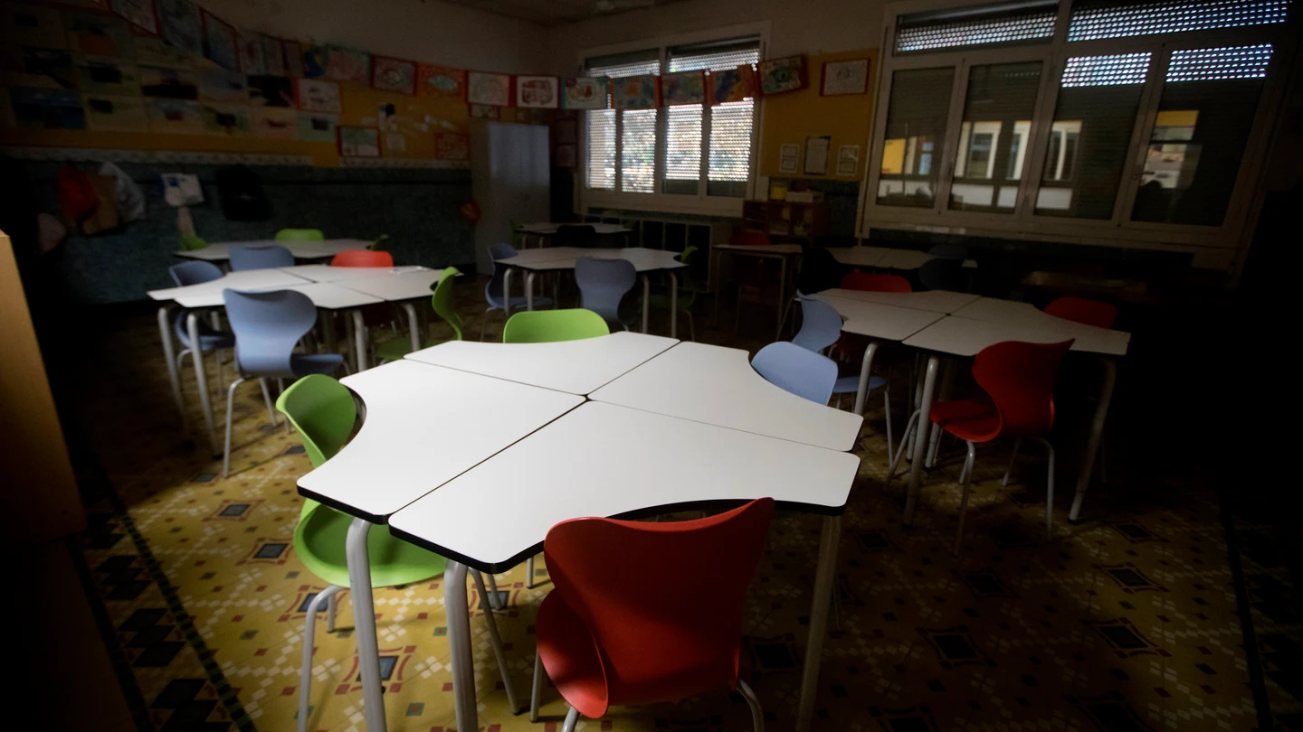 Un aula de un colegio vacía Vuelta al colegio en Madrid: miles de familias pendientes del plan que presenta hoy la Comunidad
