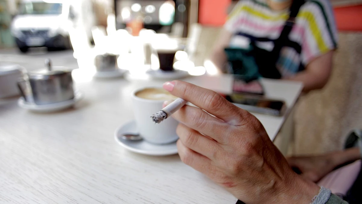 Imagen de archivo de una persona fumando