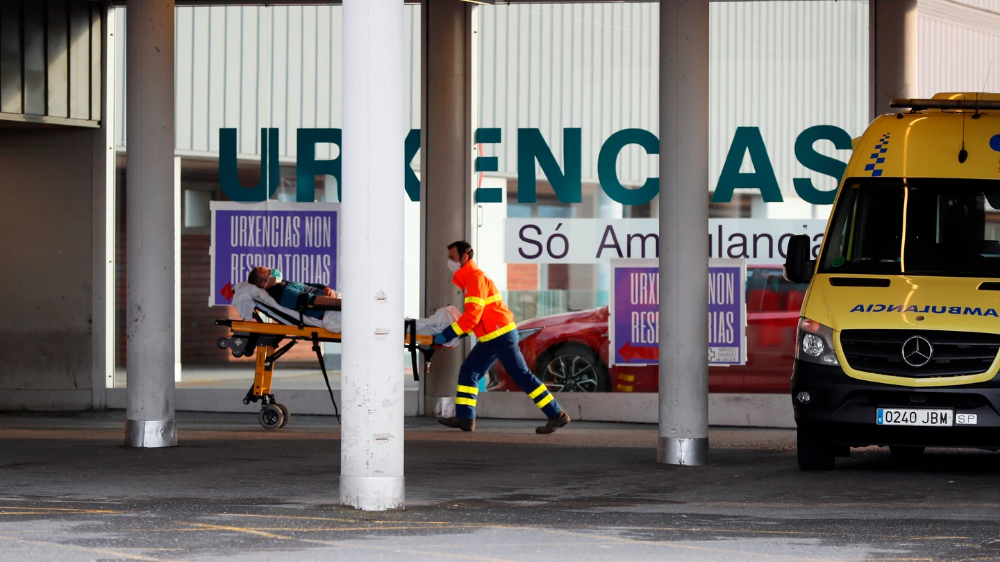 Una ambulancia llega con un enfermo a las urgencias del Hospital Lucus Augusti, en Lugo Una ambulancia llega con un enfermo a las urgencias del Hospital Lucus Augusti, en Lugo