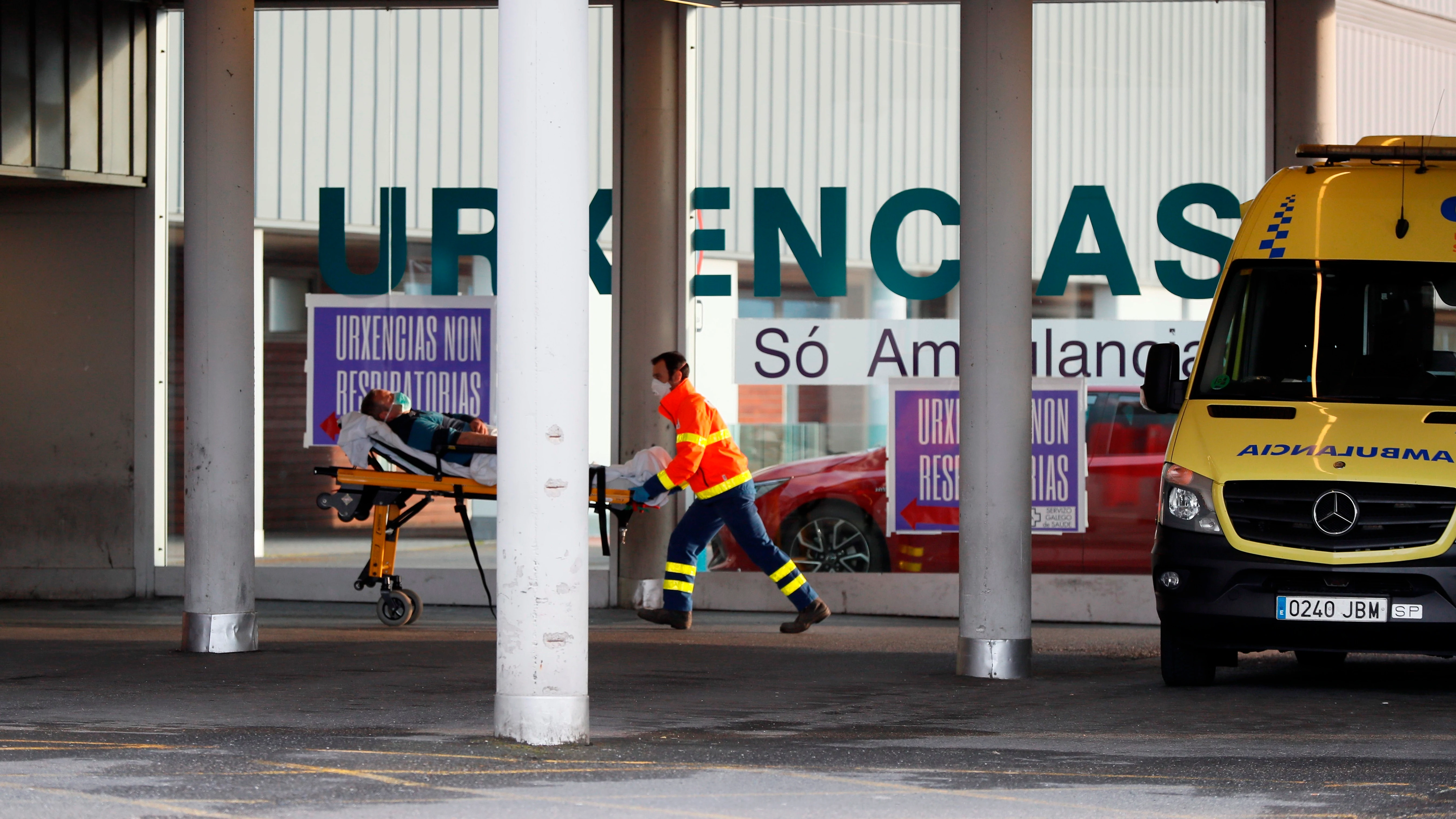 Una ambulancia llega con un enfermo a las urgencias del Hospital Lucus Augusti, en Lugo