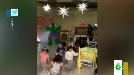 De una dulce sorpresa al pánico: el momento en el que unos niños huyen despavoridos al ver aparecer a Hulk de repente De una dulce sorpresa al pánico: el momento en el que unos niños huyen despavoridos al ver aparecer a Hulk de repente