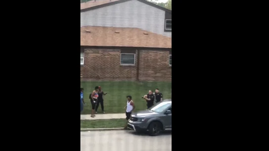 Los agentes apuntan a Jacob Blake cuando se dirigía a su coche. Los agentes apuntan a Jacob Blake cuando se dirigía a su coche.