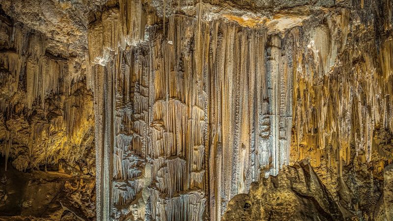 Las cuevas españolas más especiales que tienen impresionantes formaciones geológicas