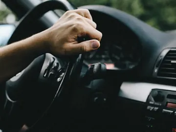 Las manos siempre deben ir en el volante Las manos siempre deben ir en el volante