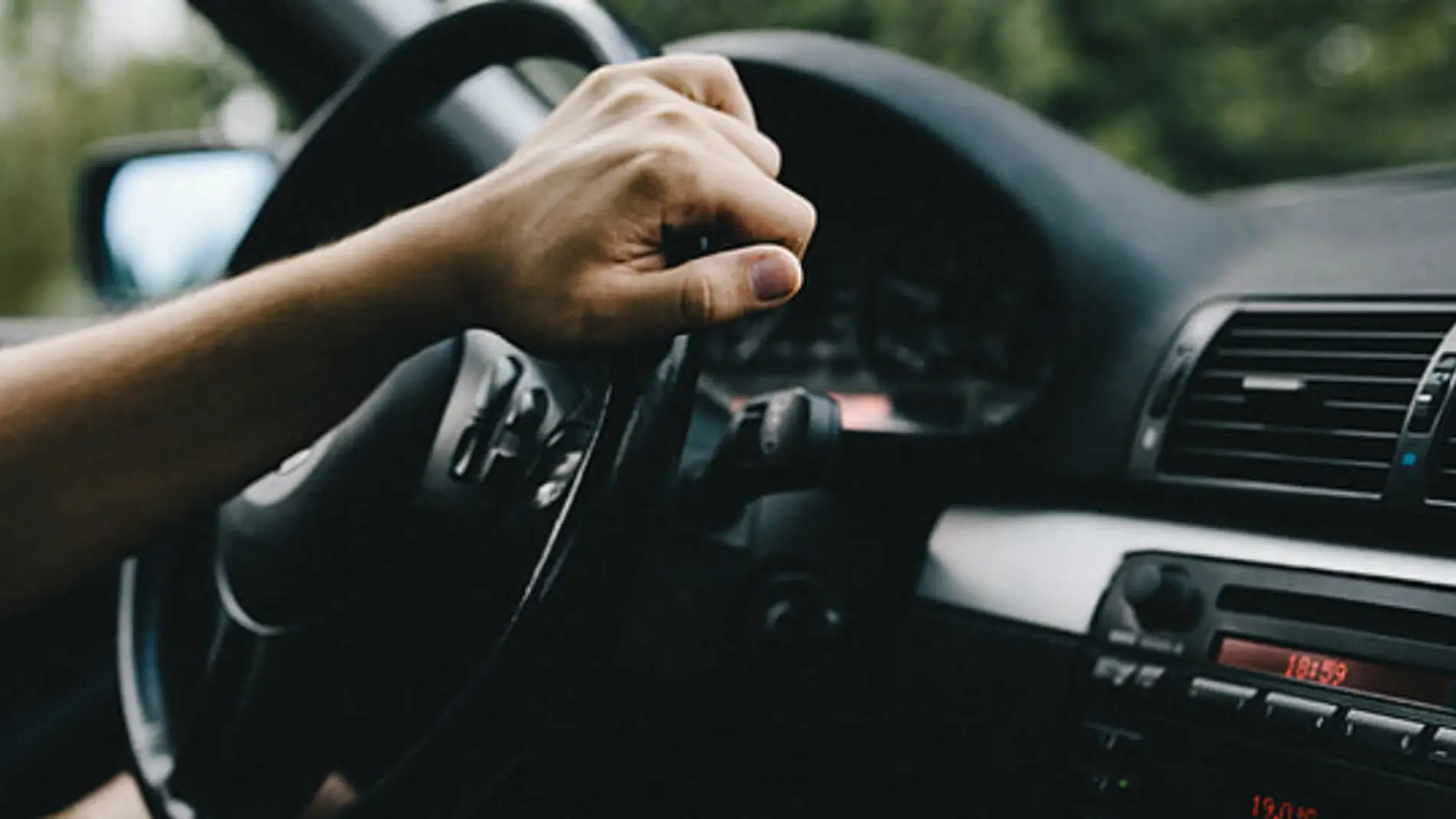 El volante de tu coche hace ruido al girar? Estos son los posibles  problemas - VÍDEO