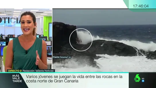 El momento en el que una ola arrastra a un grupo de jóvenes contra las rocas en Gran Canaria El momento en el que una ola arrastra a un grupo de jóvenes contra las rocas en Gran Canaria
