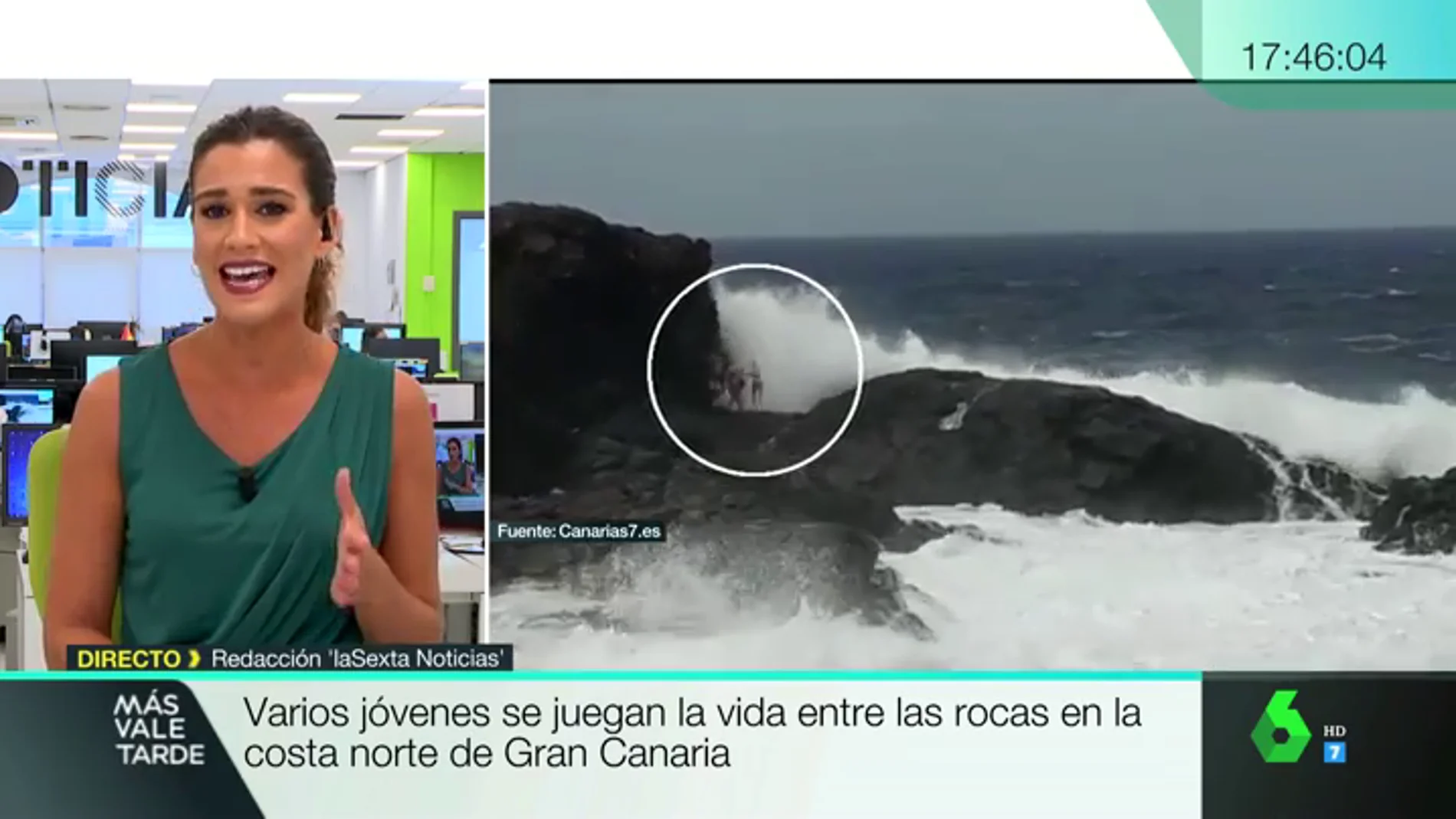 El momento en el que una ola arrastra a un grupo de jóvenes contra las rocas en Gran Canaria