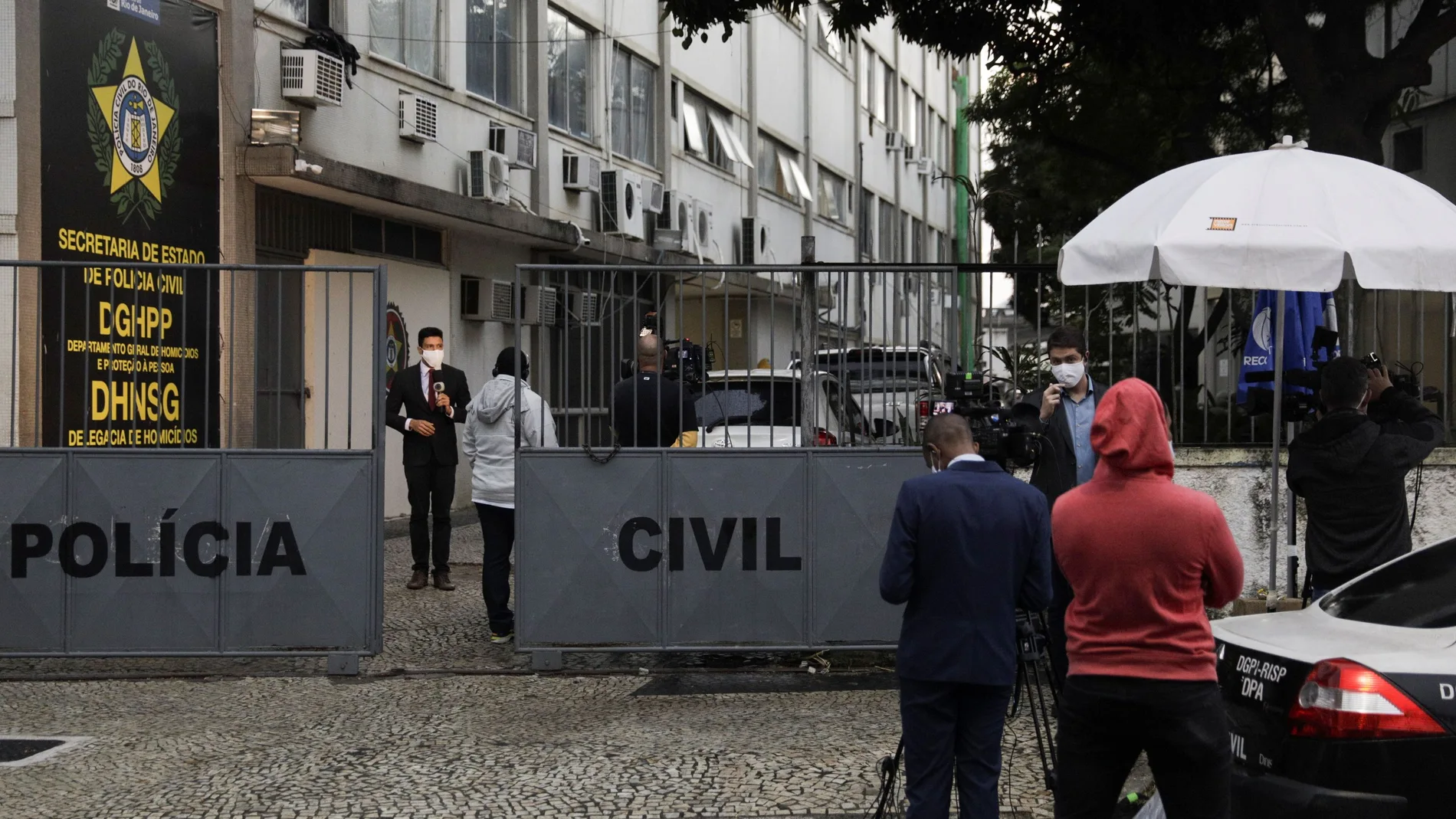 Periodistas brasileños a las puertas de la comisaría a la que fueron trasladados los familiares detenidos de Flordelis Souza.