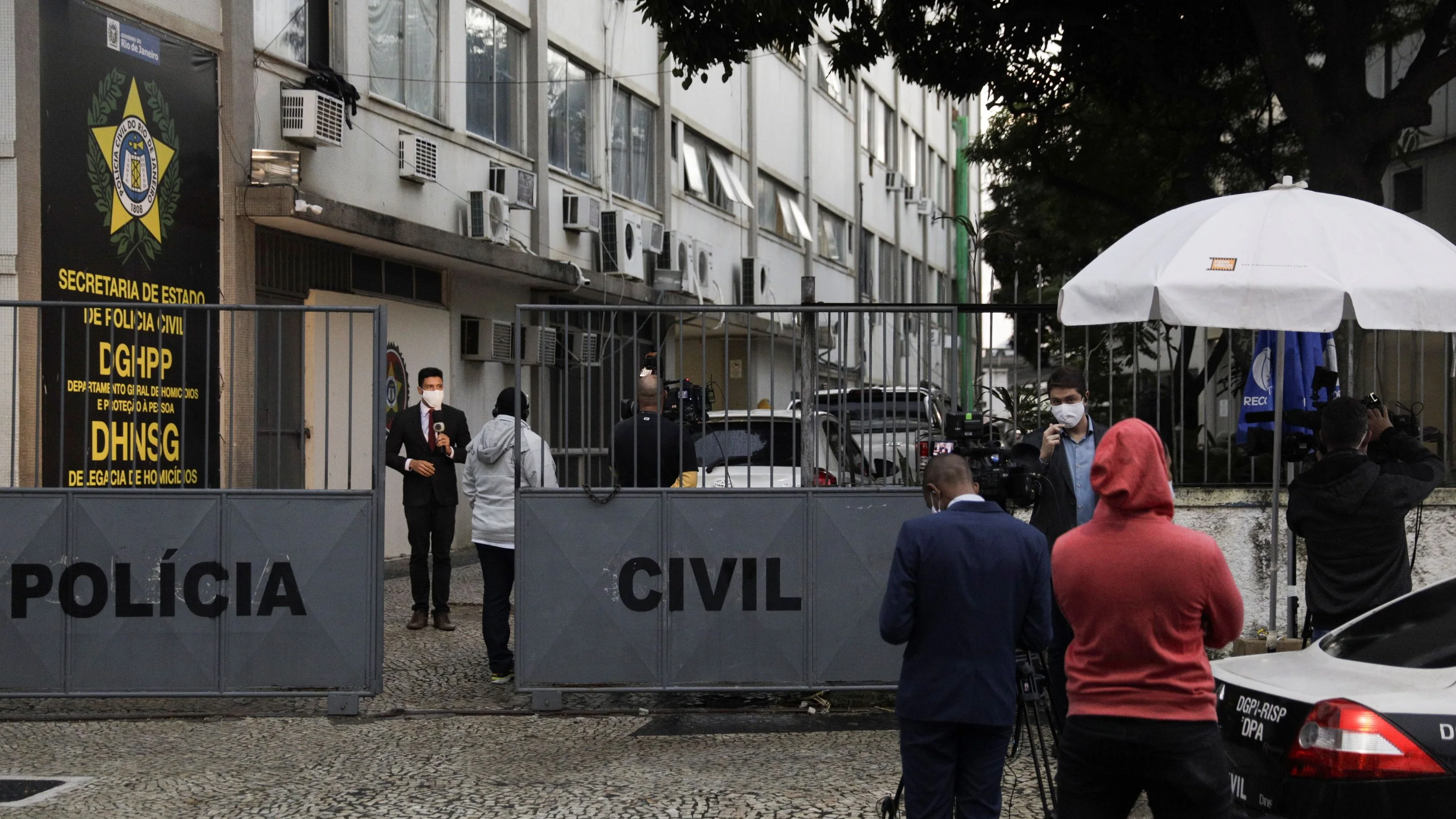 Periodistas brasileños a las puertas de la comisaría a la que fueron trasladados los familiares detenidos de Flordelis Souza.