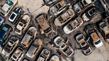  Una foto aérea hecha con un dron muestra automóviles quemados después de una noche de disturbios en Kenosha, Wisconsin, EE. UU., 24 de agosto de 2020.