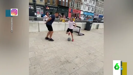 El vídeo del que todos hablan: una niña humilla al fútbol a un joven cuando intentaba chulearse El vídeo del que todos hablan: una niña humilla al fútbol a un joven cuando intentaba chulearse