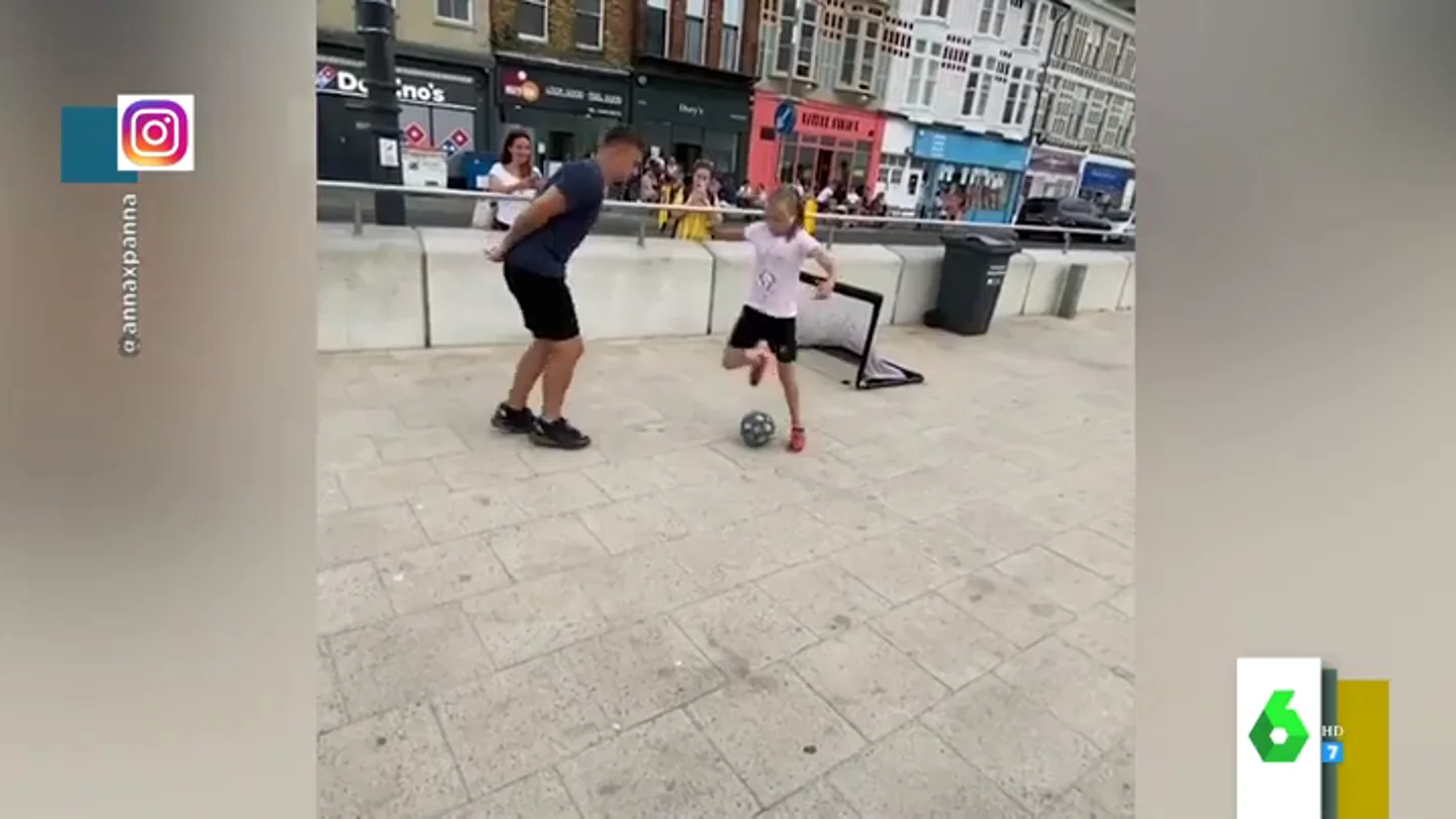 El vídeo del que todos hablan: una niña humilla al fútbol a un joven cuando intentaba chulearse El vídeo del que todos hablan: una niña humilla al fútbol a un joven cuando intentaba chulearse