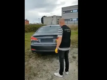 Cazado por listo. Este conductor tapaba la matrícula con un control remoto Cazado por listo. Este conductor tapaba la matrícula con un control remoto