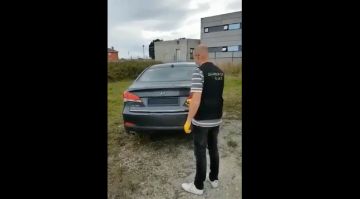 Cazado por listo. Este conductor tapaba la matrícula con un control remoto