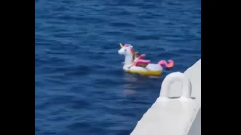 Rescatan a una niña arrastrada en su flotador de unicornio