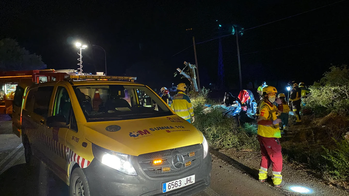 Un equipo del SUMMA 112 trabaja en el lugar del accidente. Un equipo del SUMMA 112 trabaja en el lugar del accidente.