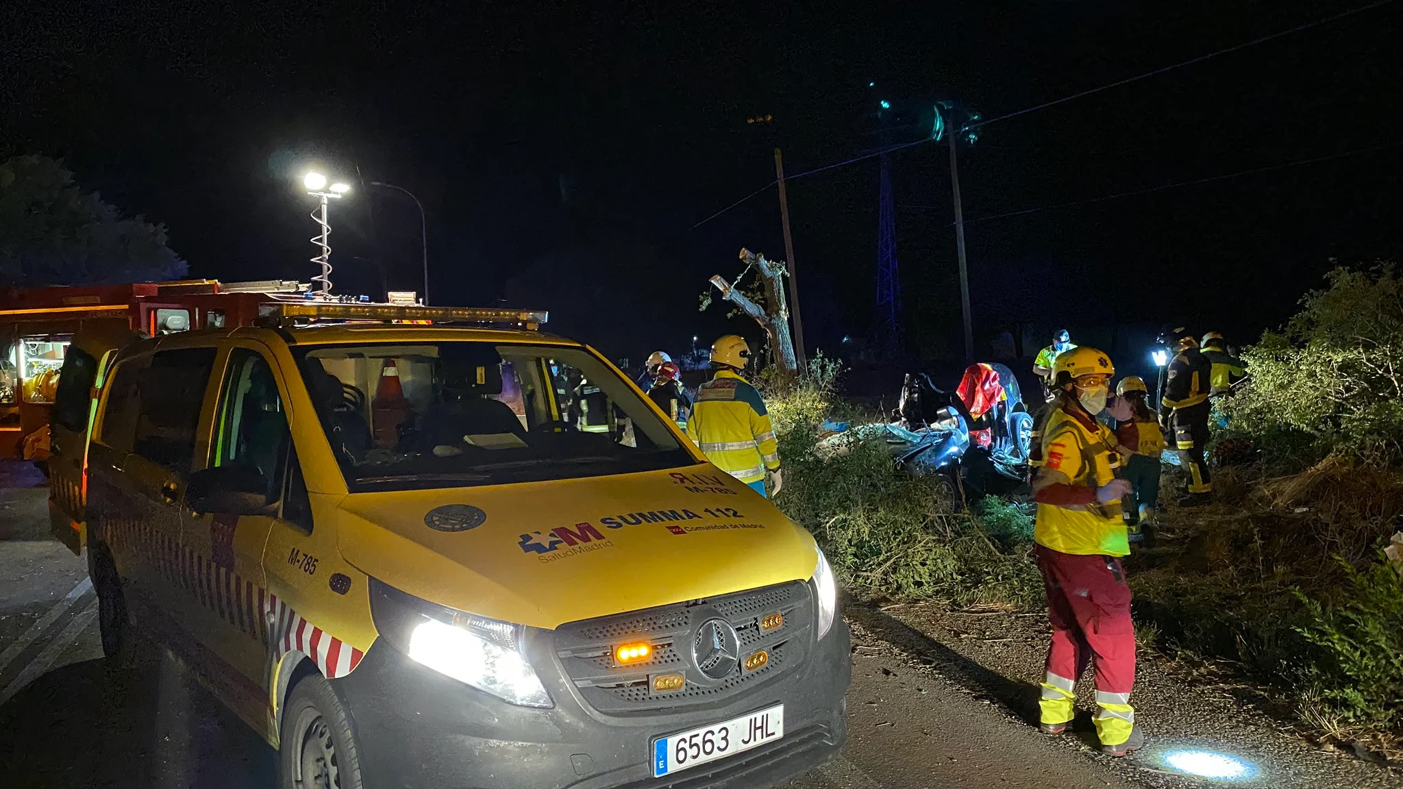 Un equipo del SUMMA 112 trabaja en el lugar del accidente.