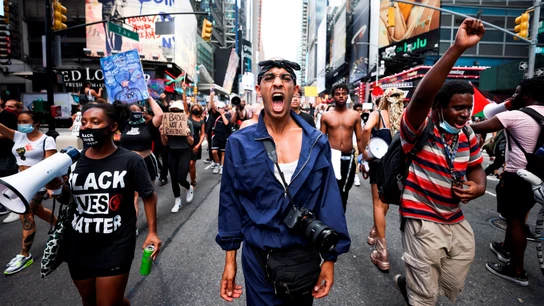 Los ciudadanos marchan por Times Square durante una protesta en respuesta al tiroteo del 23 de agosto por parte de agentes de policía en Kenosha, Wisconsin de Jacob Blake. Protestas en Nueva York por el tiroteo a Jacob Blake