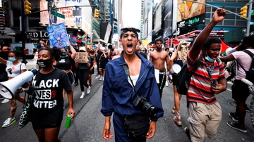 Los ciudadanos marchan por Times Square durante una protesta en respuesta al tiroteo del 23 de agosto por parte de agentes de policía en Kenosha, Wisconsin de Jacob Blake.