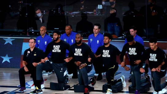 Los jugadores de la NBA se arrodillan contra el racismo Los jugadores de la NBA se arrodillan contra el racismo