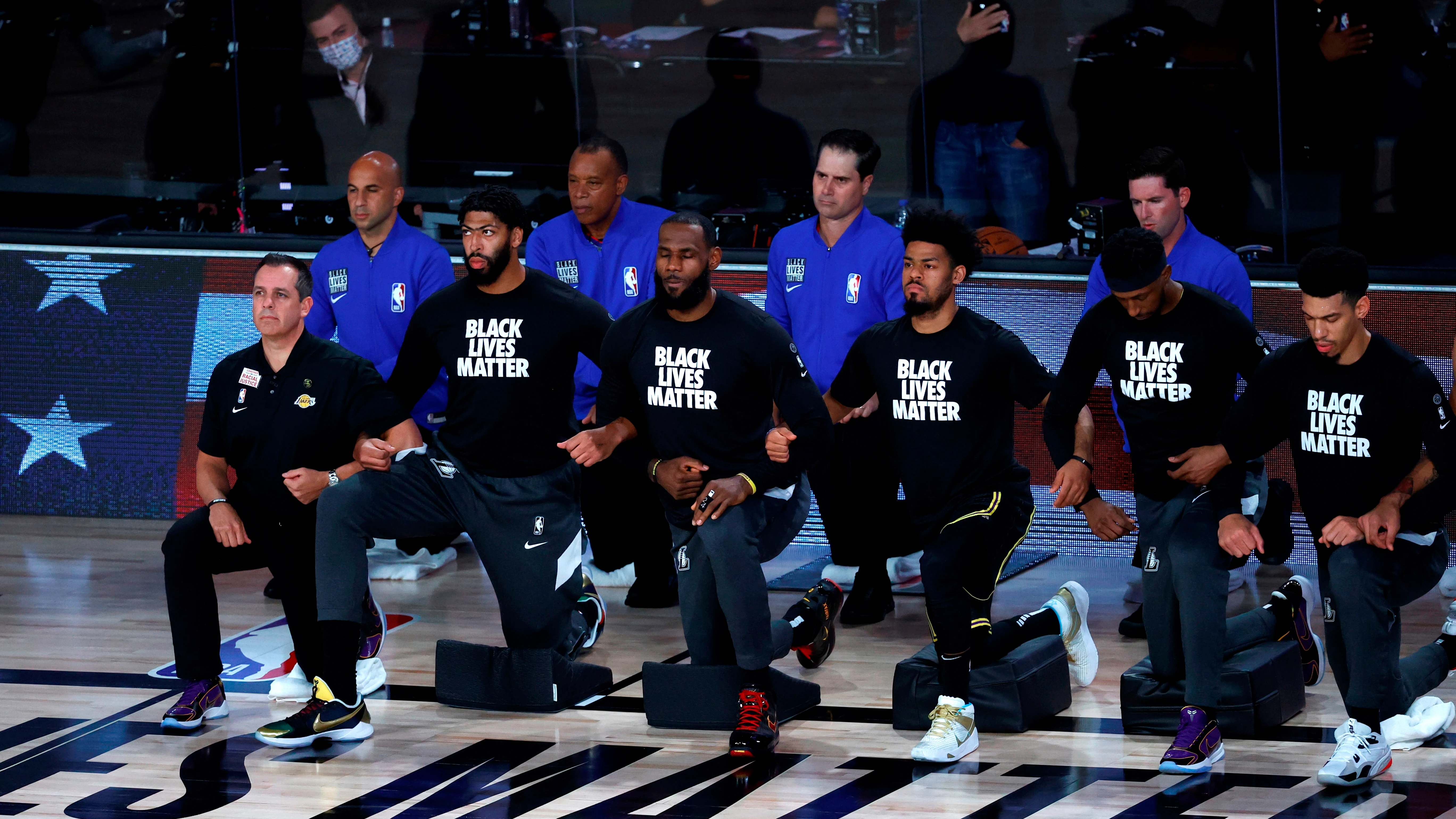 Los jugadores de la NBA se arrodillan contra el racismo