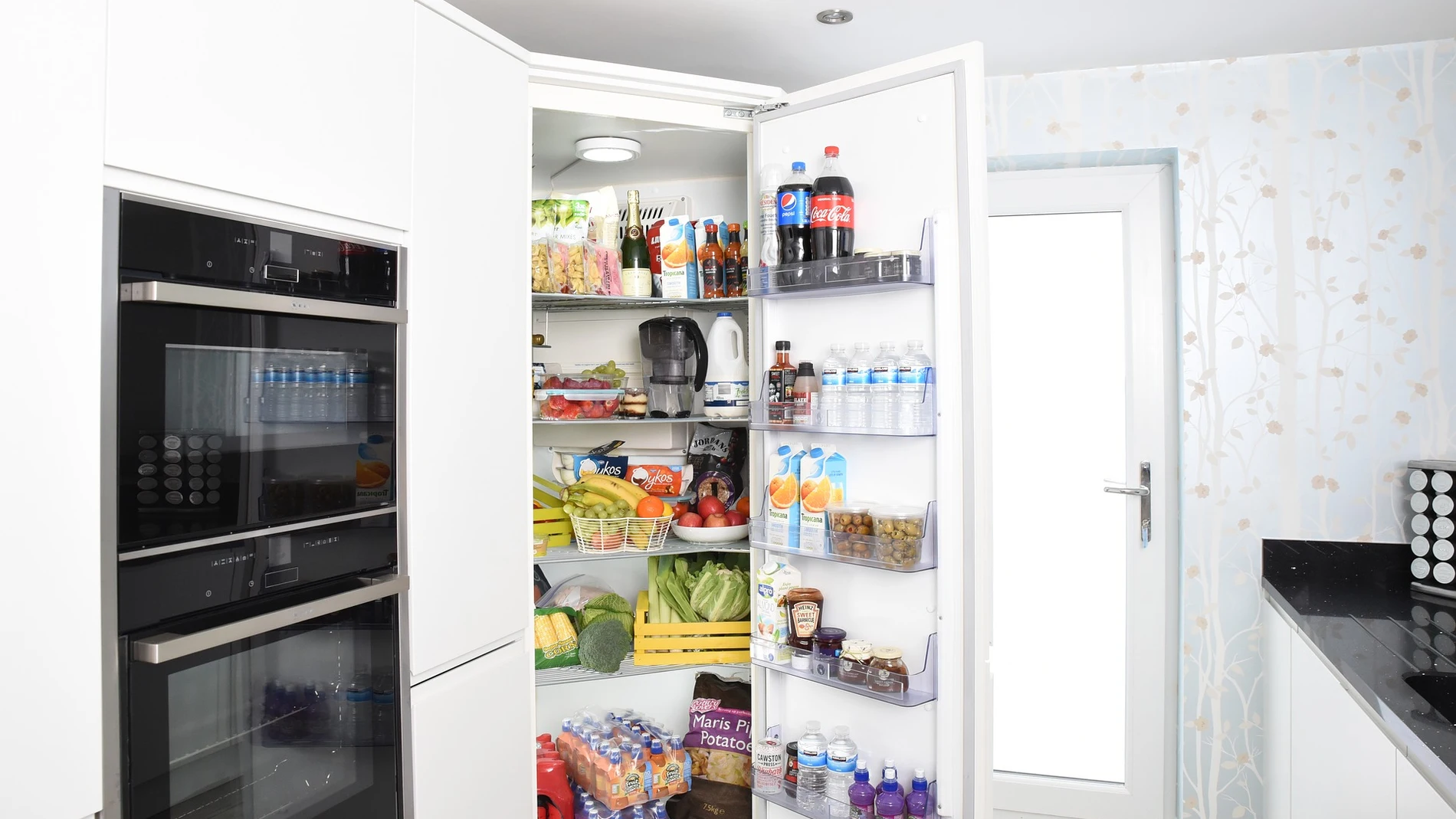 Imagen de archivo de un frigorífico lleno de alimentos